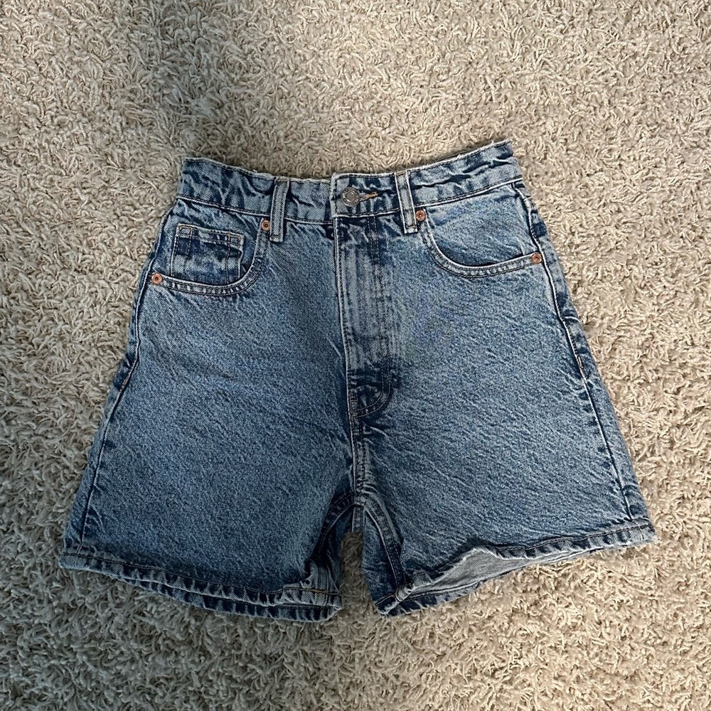 Zara Denim Shorts in Light-Medium Blue Wash